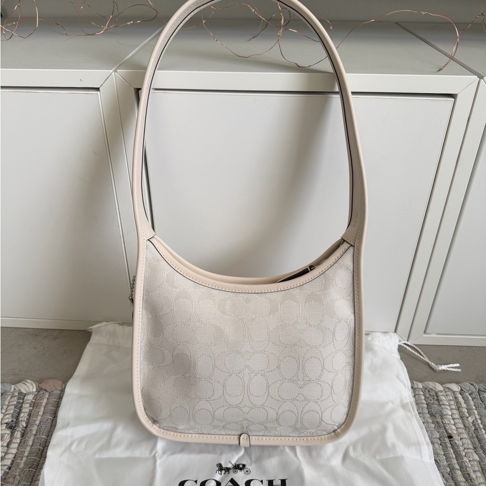 Coach curve zip bag signature jacquard chalk